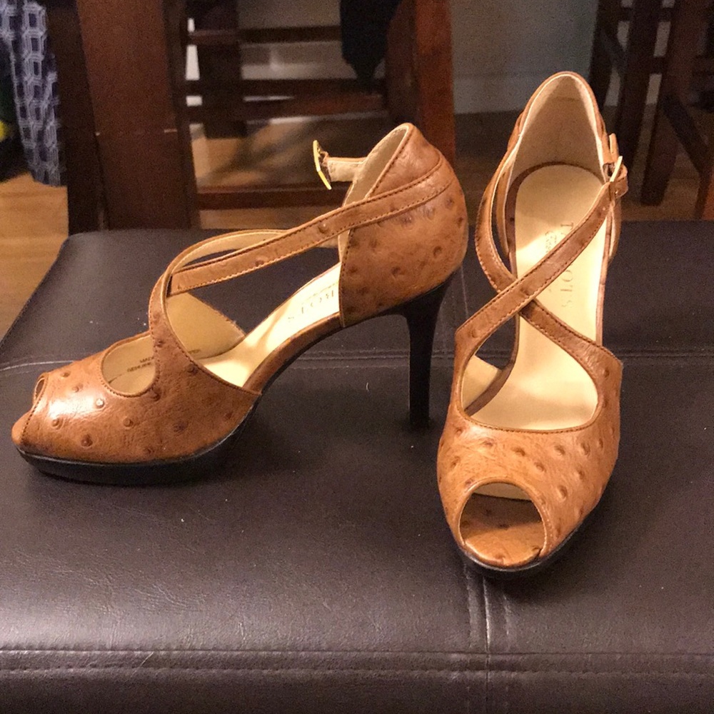✨BRAND NEW✨Brown Leather heels